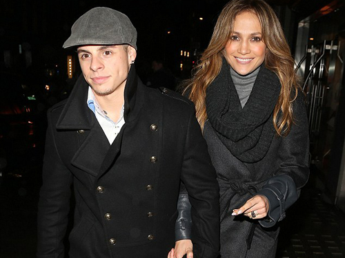 Jennifer Lopez tình tứ bên tình trẻ