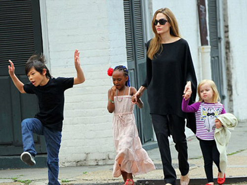 Pax Thiên đóng phim cùng mẹ nuôi Angelina Jolie