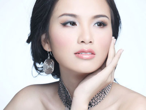 Diễm Hương dự thi Hoa hậu Hoàn vũ 2012