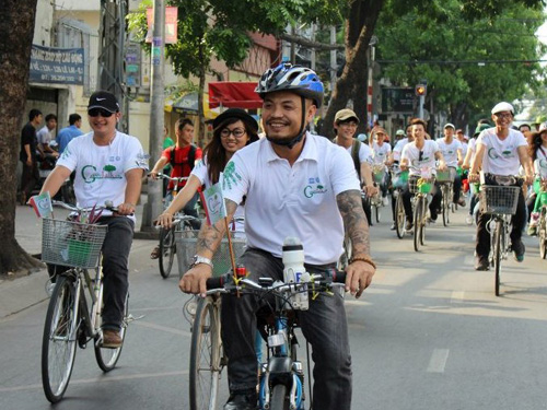 Trần Lập và thí sinh Giọng hát Việt "náo động" đường phố