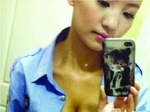 Lãnh án tù vì diện cảnh phục “sexy”