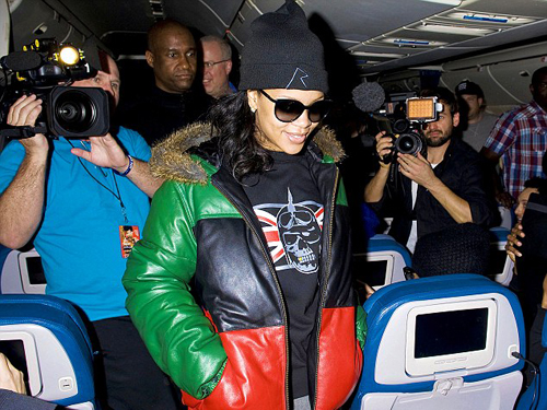Mê ngủ “bỏ rơi” báo chí, Rihanna xin lỗi