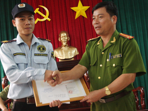 Lao xuống hồ cứu người, "bay" mất điện thoại