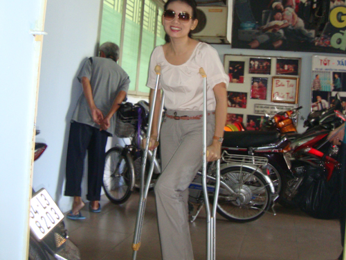 NSƯT Mỹ Uyên chống nạng đến sàn tập