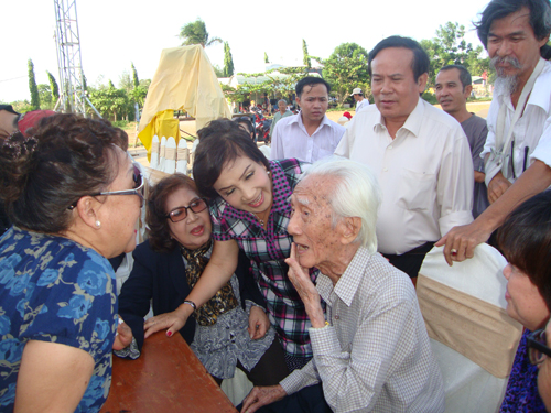 “Vua vọng cổ” Viễn Châu xúc động vì tình nghệ sĩ