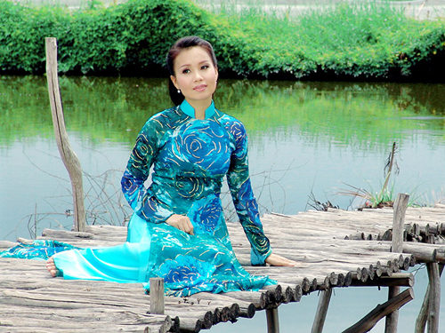 Cẩm Ly dịu dàng với áo dài Trí Lữ Gia