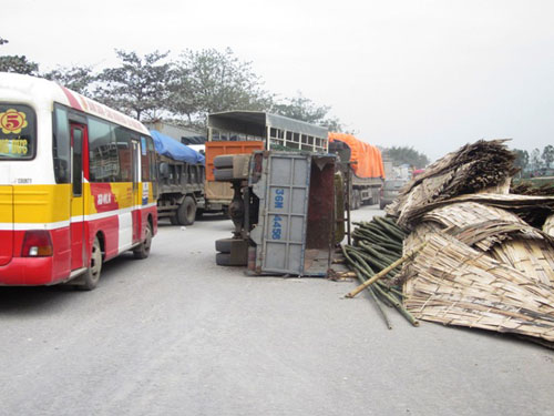 Xe tải “ăn vạ”, quốc lộ 1A ách tắc nhiều giờ