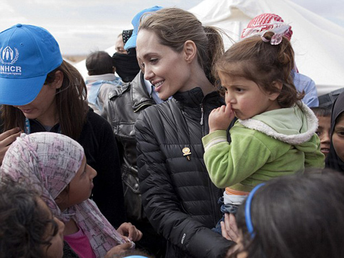 Trẻ tị nạn quây quần bên Angelina Jolie