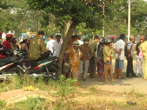 Phát hiện xác chết bất thường bên Đại lộ Nguyễn Văn Linh