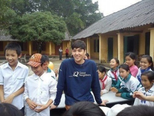 Hé lộ ảnh sao Hàn làm từ thiện ở Việt Nam