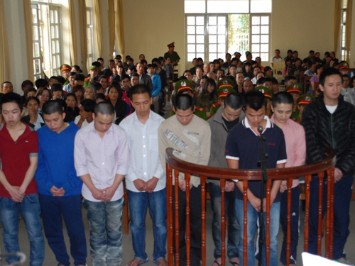 Giết nhầm người, 10 bị cáo lãnh 122 năm tù