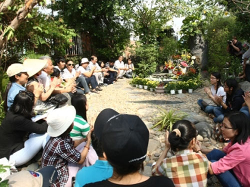 Tưởng nhớ Trịnh Công Sơn, đông đảo người hâm mộ đến viếng ông