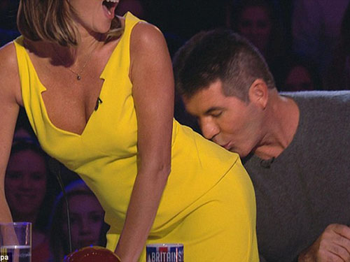 Sốc với trò... hôn mông của Simon Cowell