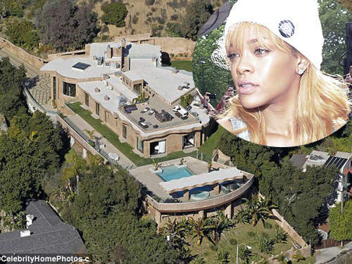 Bị bắt vì trèo lên mái nhà của Rihanna