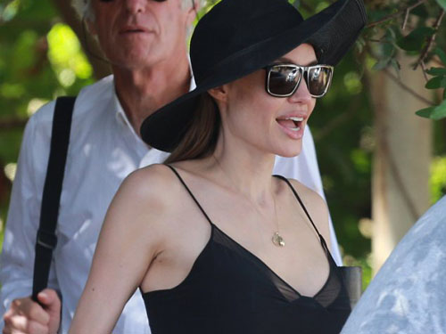 Angelina Jolie đẹp rạng ngời ở Hawaii