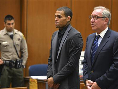 Ca sĩ Chris Brown đối mặt nguy cơ “bóc lịch”