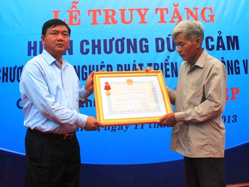 Truy tặng “Huân chương dũng cảm” cho người nhường áo phao