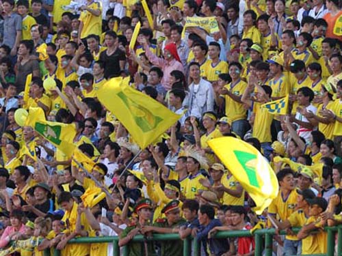 V-League Eximbank 2013: CĐV SLNA nhuộm vàng sân Gò Đậu