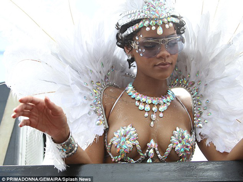 Rihanna diện bikini lấp lánh “quậy” lễ hội ở quê nhà