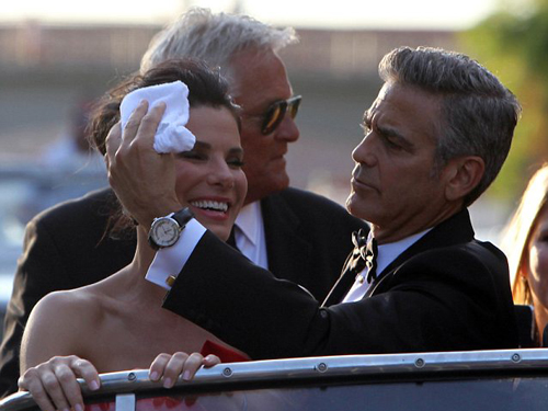 George Clooney tận tình chăm lo người đẹp Sandra Bullock