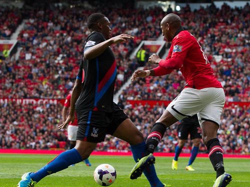 Ashley Young bị cảnh cáo vì thói quen "ăn vạ"