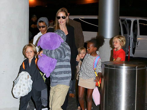 Angelina Jolie “tay xách, nách mang” 6 con tới Úc