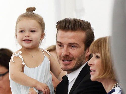 David Beckham bế con cổ vũ tinh thần vợ