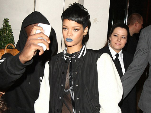 Rihanna lạ lẫm với môi xanh