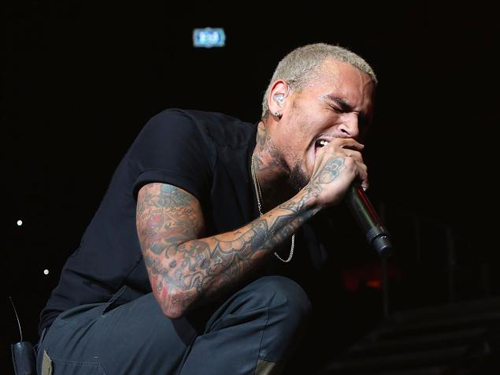 Đánh người, ca sĩ Chris Brown bị bắt