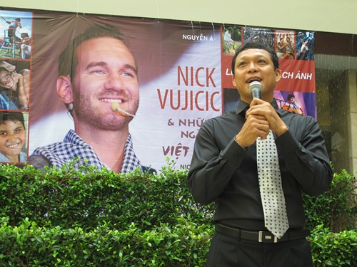 Nick Vujicic “trở lại” Việt Nam qua sách ảnh