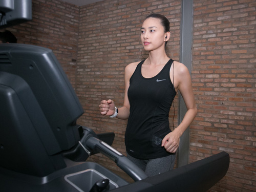 Ngô Thanh Vân đua thuyền buồm ở Hồng Kông
