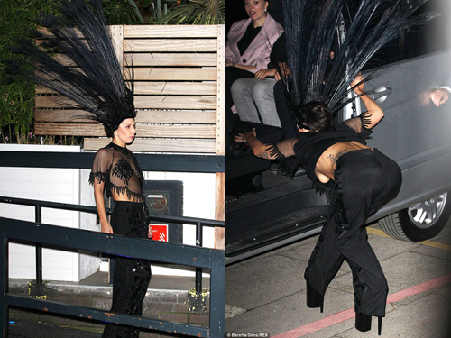 Lady Gaga “chật vật” với mũ lông công