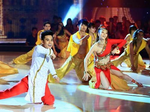 Ngân Khánh bị phạt vì lộ ngực gây nhiều tranh cãi
