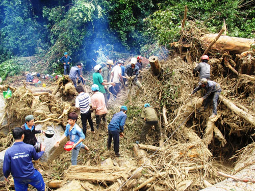 Lở núi kinh hoàng, 4 người chết