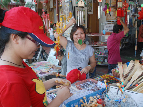 Xuất ngoại: Xài thẻ hay tiền mặt?