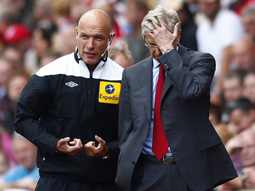 Ông Wenger đang “đu dây”
