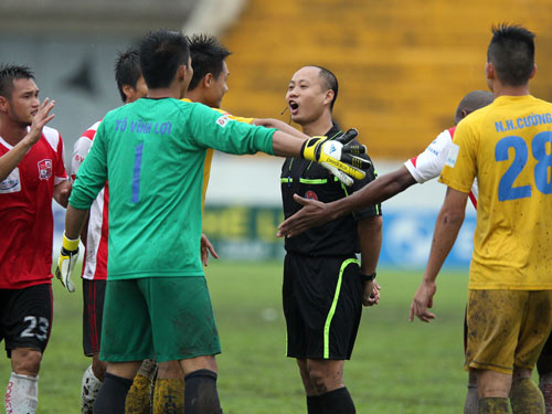 Trọng tài lại thành tâm điểm
