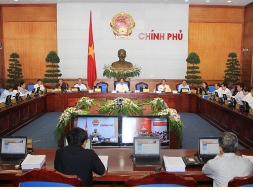 Giảm lãi suất, nới tỉ giá
