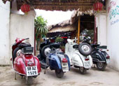 Chơi Vespa cổ ở Hà Nội