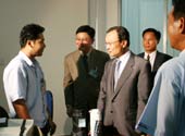 Thủ tướng Hàn Quốc Lee Hae Chan trò chuyện thân tình với nhân viên VN
