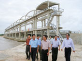 Ông Lê Huy Ngọ kiểm tra các tuyến đê biển Trà Vinh