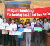 Trao tiền cứu trợ cho đồng bào vùng lũ miền Tây