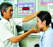 C&acirc;y tr&acirc;m c&agrave;i t&oacute;c cứu kẻ bị &ldquo;thượng m&atilde; phong&rdquo;