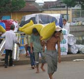 Xóm cửu vạn trong thành phố