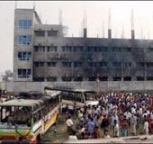 Bangladesh: Công nhân biểu tình đòi tăng lương, đốt 7 nhà máy dệt