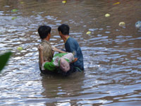Lật tàu chở khách trên hồ Thác Bà, 6 người mất tích - Ảnh 2.