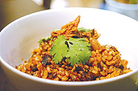 Cơm gà chiên đậu đen