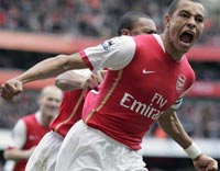 Huyền thoại bóng đá Gilberto Silva gây náo loạn phố đi bộ Nguyễn Huệ- Ảnh 2.
