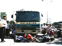 Xe trộn bê tông lao thẳng vào đám đông chờ đèn đỏ!