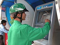 Công nhân, người về hưu, không phải nhận lương qua thẻ
